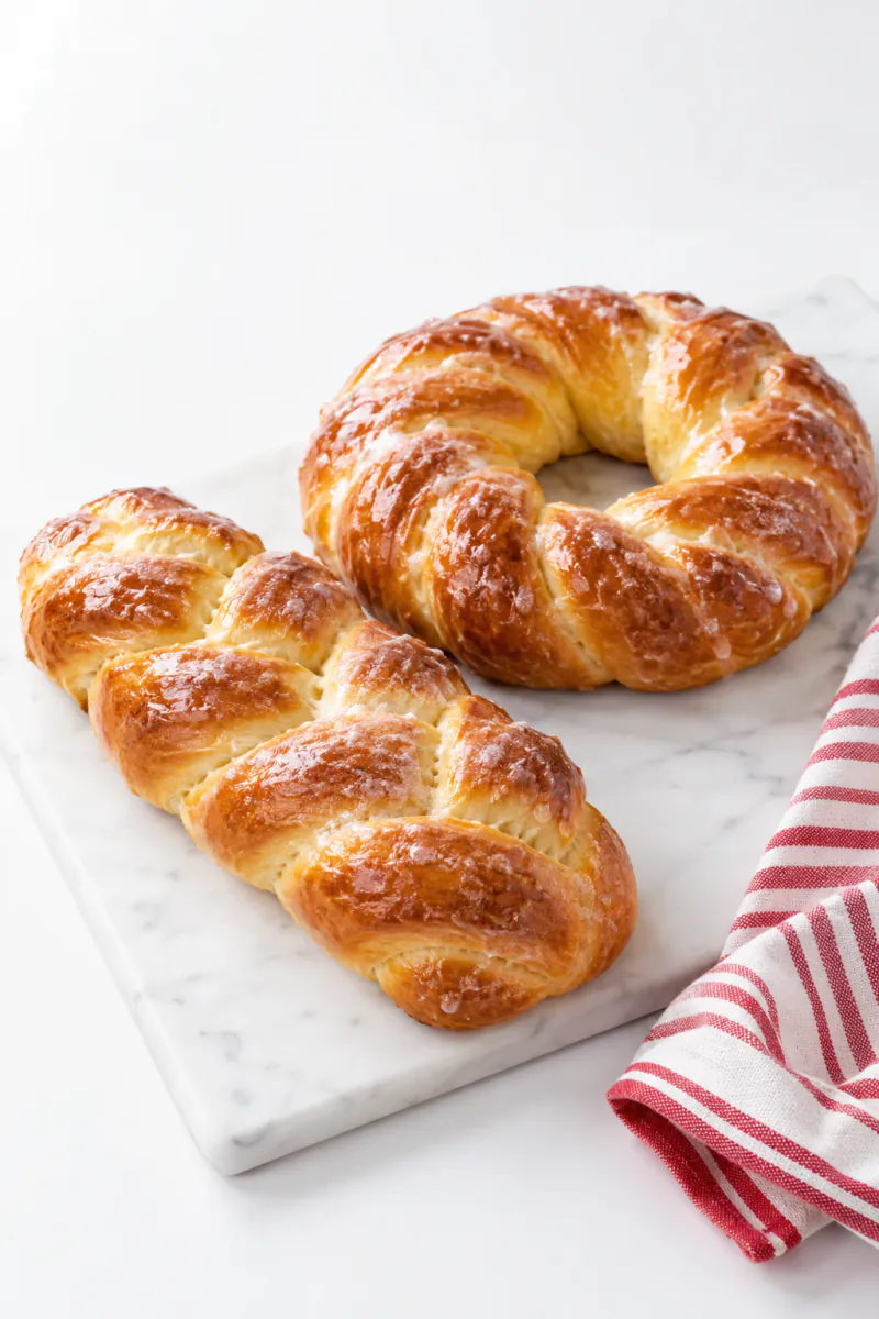Trenza y rosca de pan dulce con brillo de horneado.