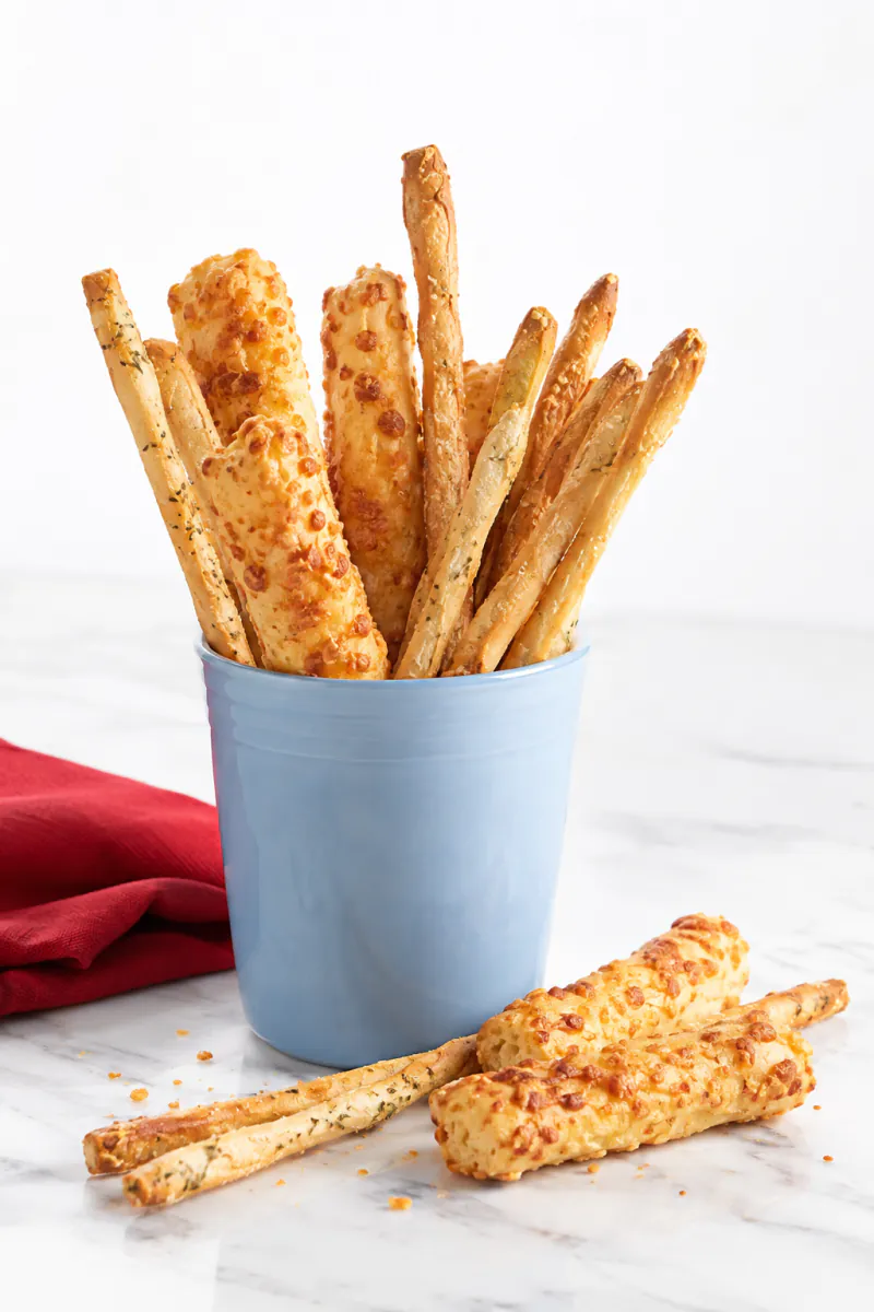 Palitos de queso y grisines horneados en un haz.
